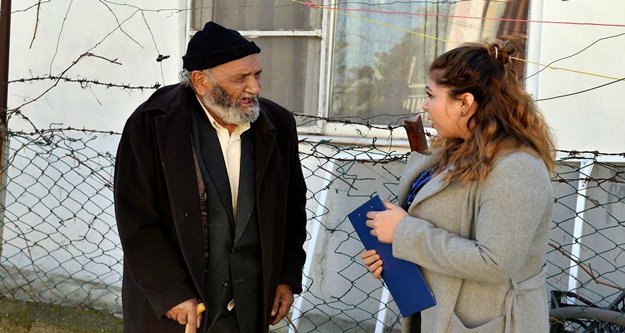 Görmeyen gözleriyle çöp toplayan yaşlı adam sesini duyurdu