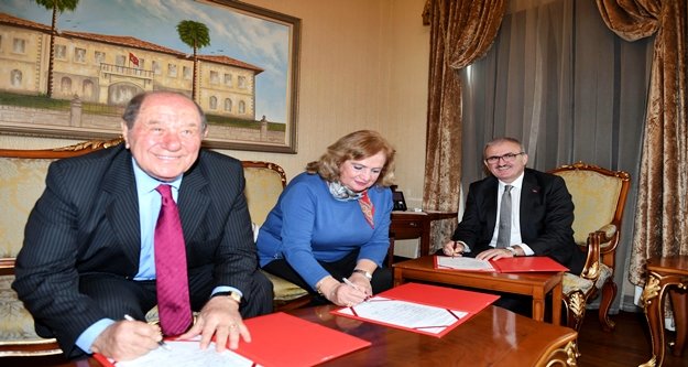 Hayırsever aile bağış protokolünü imzaladı