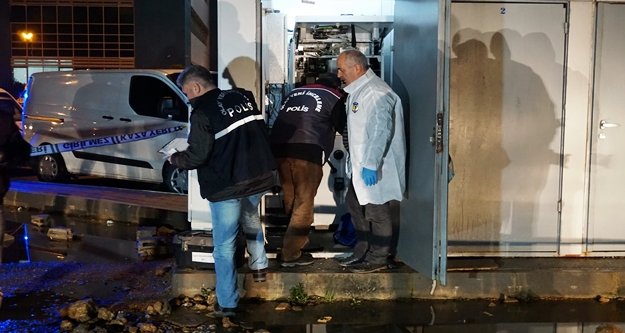 Kar maskeli soyguncular silahla ATM soydu!