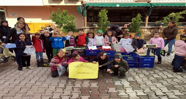 Minik pazarcıların pazar tezgahına yoğun ilgi