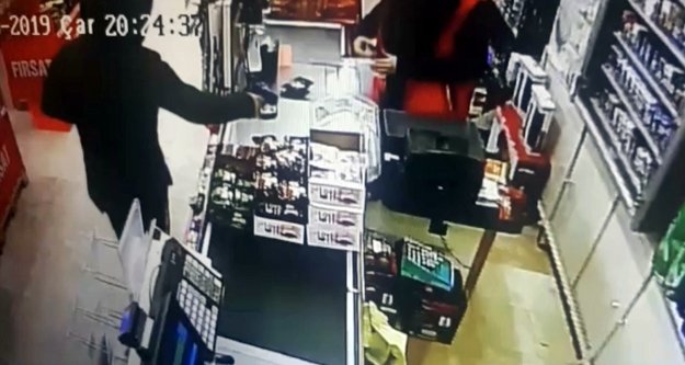 Silahlı ve bıçaklı hırsızlara sopayla kafa tuttu!