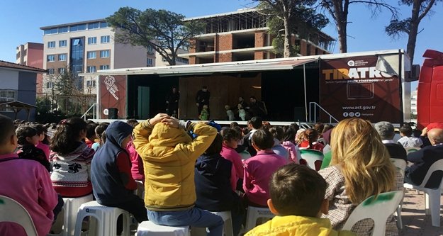 Tiyatro tırı 11 bin 535 çocukla buluştu