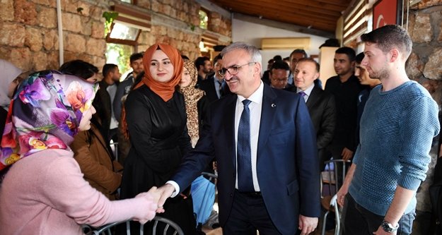 Vali Karaloğlu üniversitelilerin çayını içti