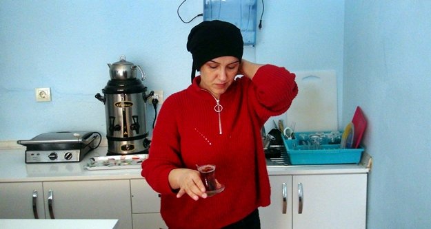 Yana düşen başını eliyle tutarak yaşıyor!