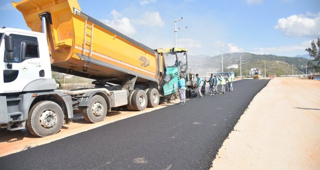 Alanya Belediyesi sıcak asfaltta hız kesmiyor