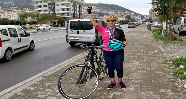 Alanya'da 50 yaşından sonra bisiklete bindi, yarışlarda birinci oldu!