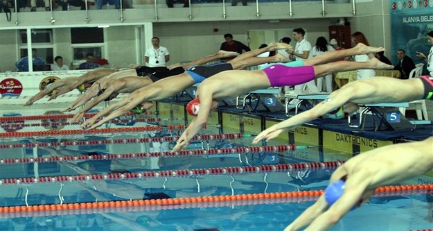 Alanya’da Gençler Yüzme Birinciliği yapıldı