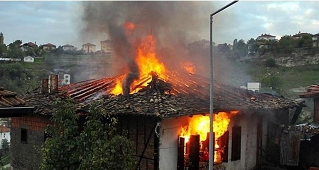 Alanya’da yangın paniği! Tek katlı ev kullanılamaz hale geldi