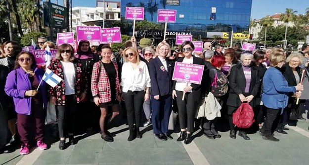 Alanyalı kadınlar meydanı coşturdu