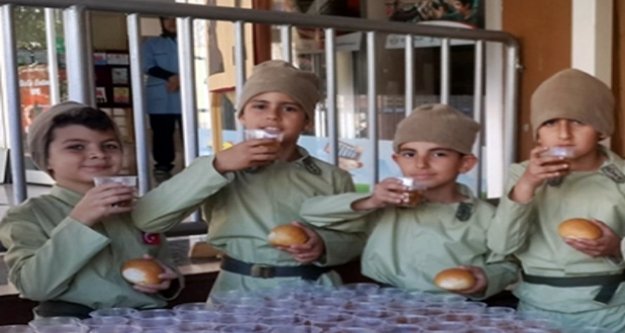 Alanyalı öğrenciler şehitleri  kuru ekmek ve hoşafla andı