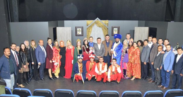 Alanyalı sağlıkçıların tiyatrosu ayakta alkışlandı