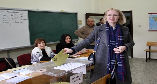 Alanya’nın Rus başkan adayı oyunu kullandı