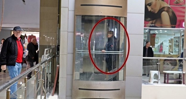 Alman turist AVM’nin asansöründe mahsur kaldı!