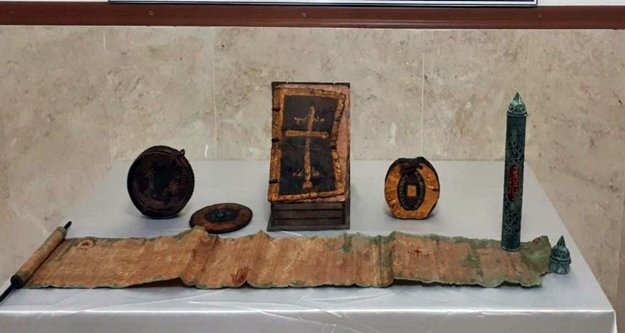 Altın işlemeli 1400 yıllık deri kitap ele geçirildi!
