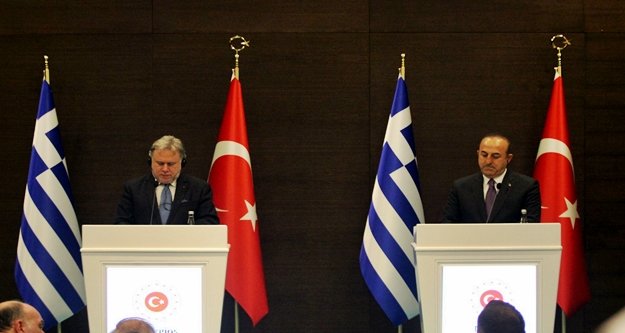 Bakan Çavuşoğlu Yunanistan’da açtı ağzını yumdu gözünü!