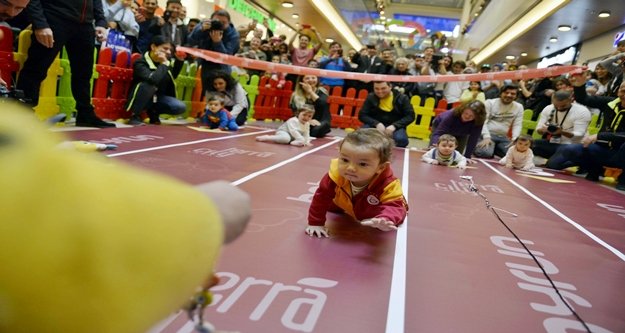 Bebekler emekledi, aileler ter döktü!