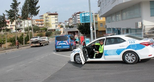 Çalıntı aracın alkollü sürücüsü kibarlığı elden bırakmadı!