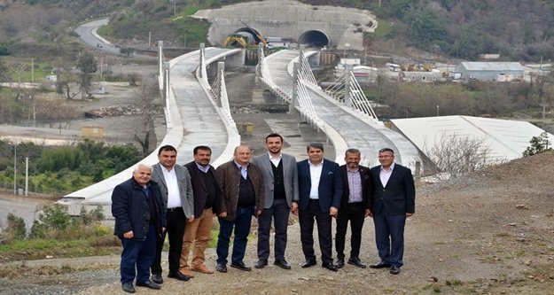 Dimçayı gerdanlığını takıyor