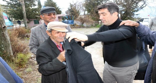 Gazipaşa'nın başkan adayı üşüyen adama paltosunu verdi
