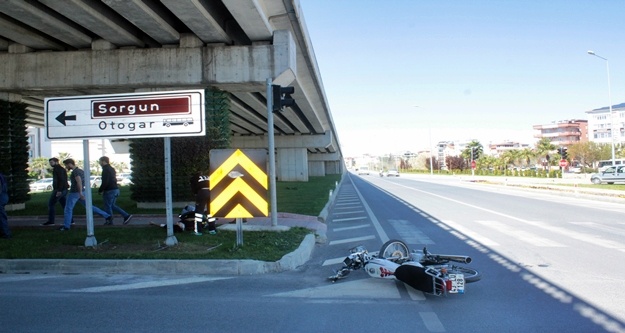 Kırmızı Işık ihlali yaptı motosikletliye çarptı! 2 kişi yaralandı