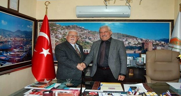 Kurtoğlu Alanyalı pazarcıların sorunlarını dinledi