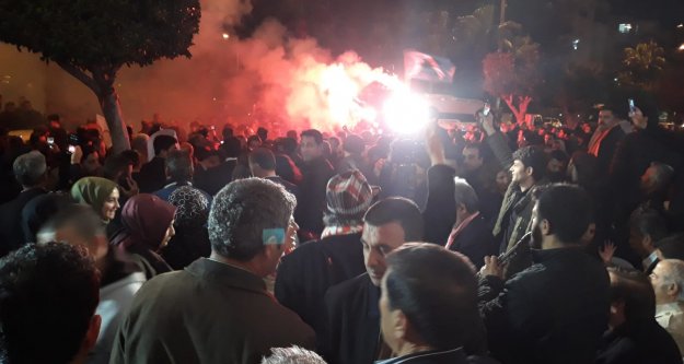 MHP seçim ofisinde meşaleli kutlama başladı