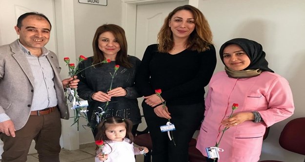 Muhtar adayı Karakuş’tan kadın öğretmenlere karanfil