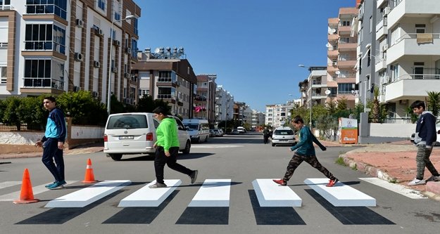 Okul önlerinde 3 boyutlu yaya geçidi uygulaması başladı