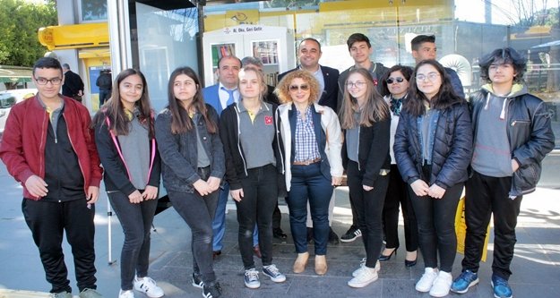 Pazarda tezgah açarak 2 durağa da kütüphane yaptırdılar