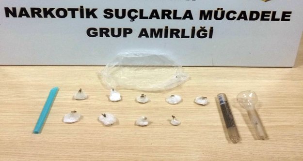 Polisin şüphesi otomobildeki uyuşturucuyu yakalattı!