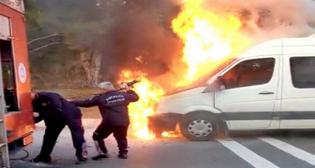 Seyir halindeki minibüs alev alev yandı!