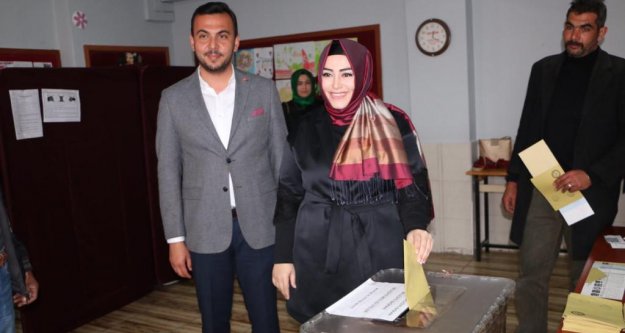 Vekil Çelik Alanya'da oy kullandı