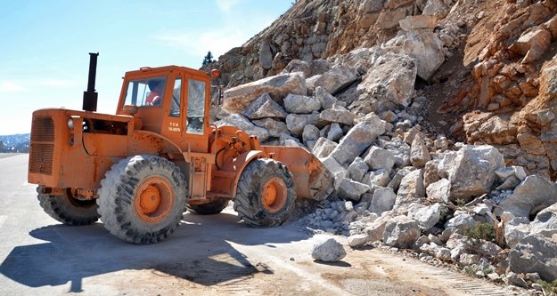 Karayolunda dev kaya alarmı!