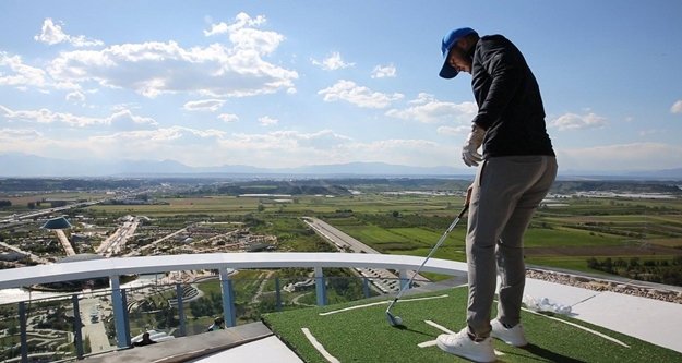 114 metrelik kulenin zirvesinde golf oynadılar