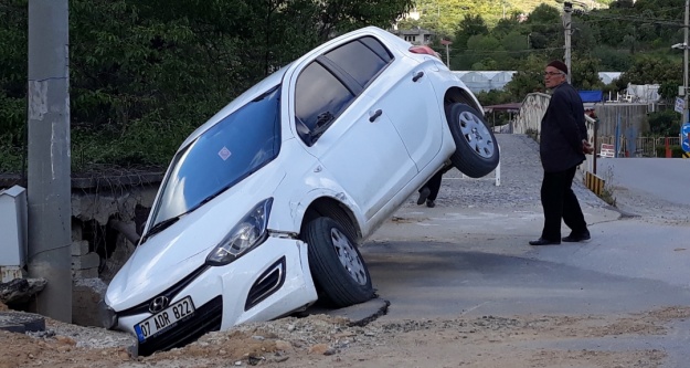 Alanya'da görenleri şaşırtan kaza! Araç asılı kaldı