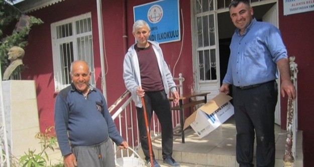 Alanya'da seçimi kazanan muhtar ve azalardan örnek davranış