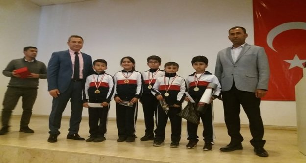 Alanyalı öğrenciler satranç turnuvasında  şehitlerimizi andılar