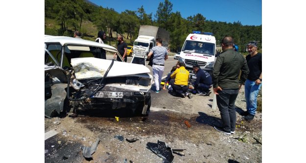 Antalya’da iki otomobil kafa kafaya çarpıştı: 2 yaralı