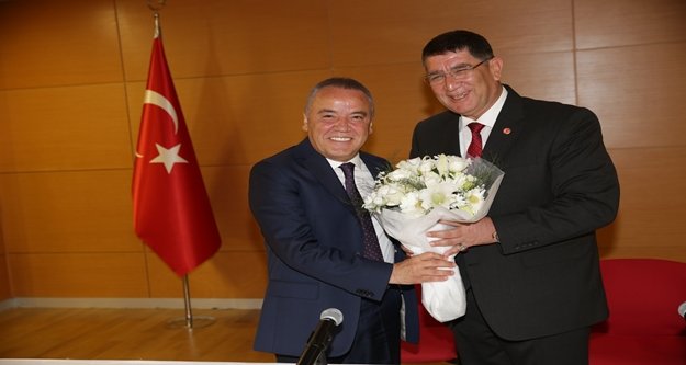 Başkan Böcek: "Siyaseti seçim meydanlarında bıraktım"