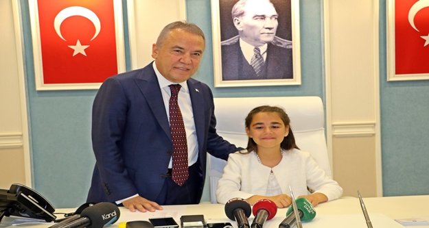 Böcek, koltuğunu çocuk başkana bıraktı