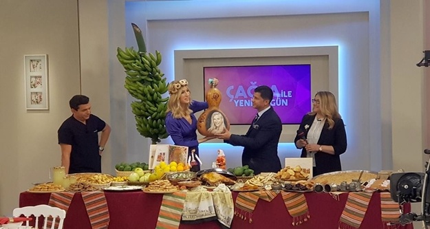 Çağla Şikel'e çağla cacığı yaptılar