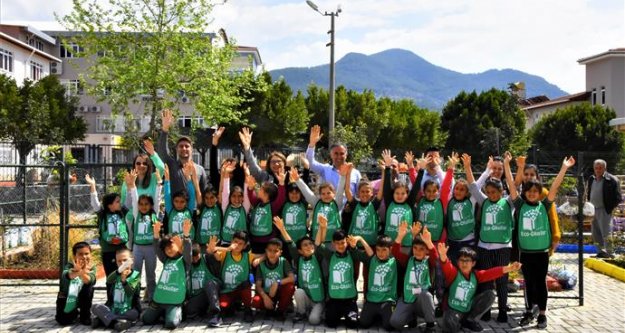 Çevreci miniklerin fidanları toprakla buluştu