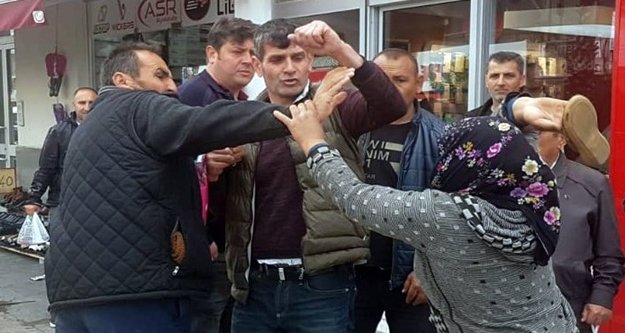 Dilenci kadınlar, kendilerini dolandırıcılıkla suçlayan adama saldırdı