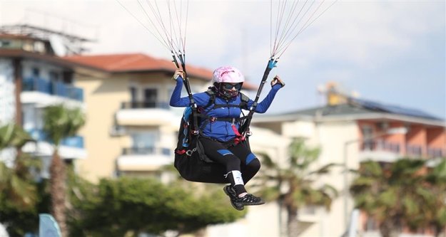 Dünya yamaç paraşütü hedef şampiyonası Alanya'da yapılıyor