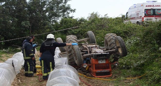 Eşinin kullandığı traktörün altında hayatını kaybetti