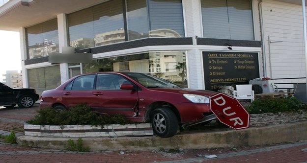 Kazanın şokuyla fren yerine gaza bastı