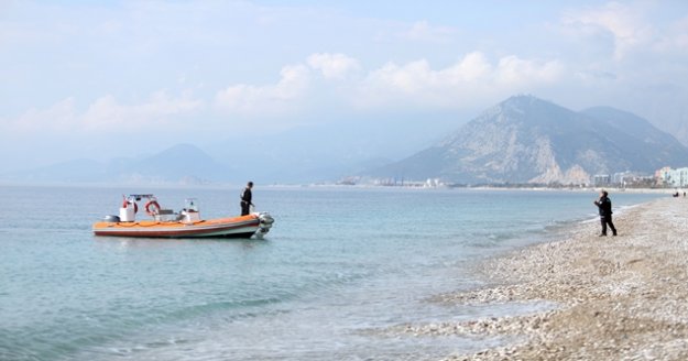 Kıyafetiyle denize giren adam polisi alarma geçirdi