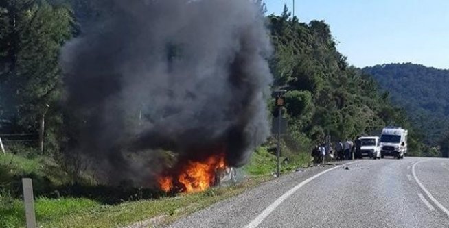 Otomobil alev alev yandı: 2 yaralı