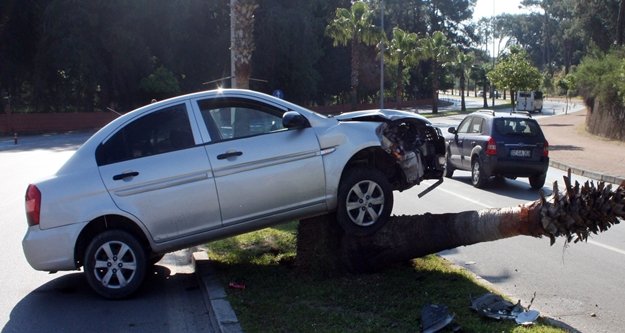 Trafik kazası yaptı; sırt çantasını mezarlık duvarına attı