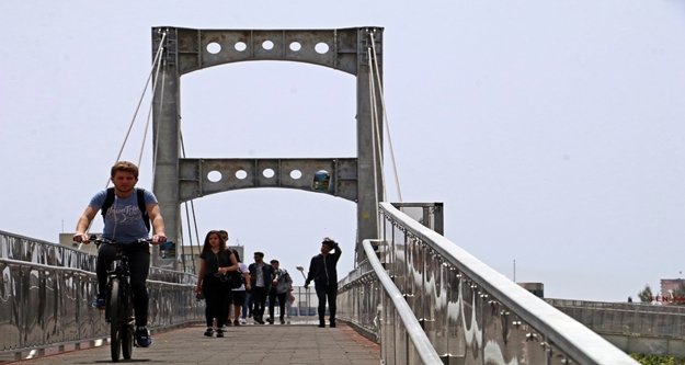 Üniversiteli gençleri çileden çıkartan üst geçit